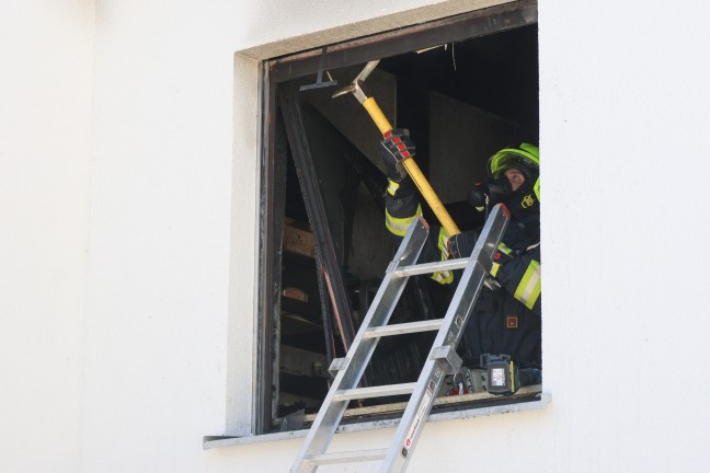 Drei Feuerwehren bei Zimmerbrand in einer Wohnanlage in Wilhering im Einsatz
