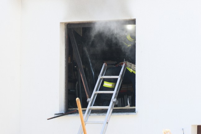 Drei Feuerwehren bei Zimmerbrand in einer Wohnanlage in Wilhering im Einsatz