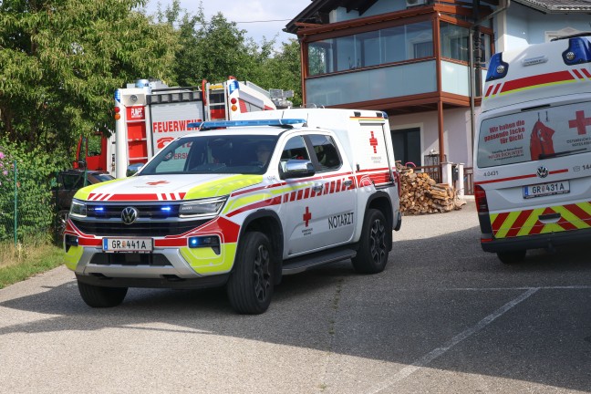 Carport eingest�rzt: Mann in Aistersheim im Kopfbereich schwer eingeklemmt und schwer verletzt
