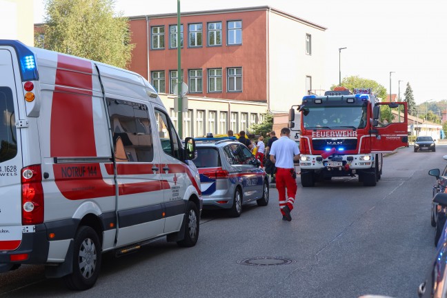 Personenrettung: Einsatzkr�fte befreien in Wels-Vogelweide ein Kind aus einem Auto