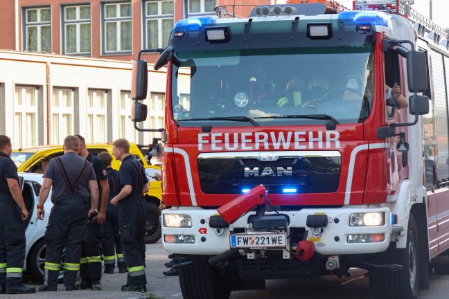 Personenrettung: Einsatzkr�fte befreien in Wels-Vogelweide ein Kind aus einem Auto