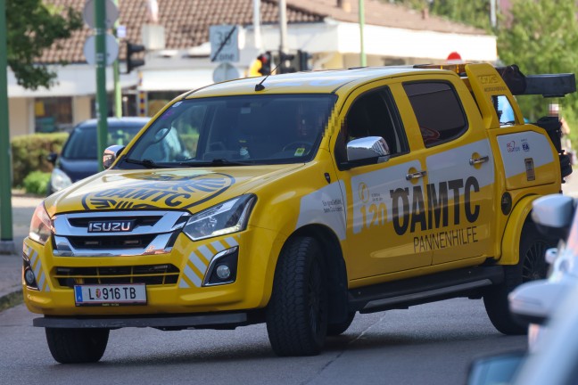 Personenrettung: Einsatzkr�fte befreien in Wels-Vogelweide ein Kind aus einem Auto