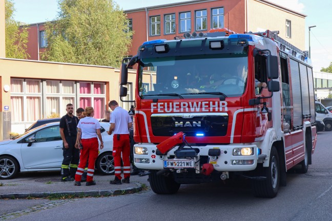 Personenrettung: Einsatzkr�fte befreien in Wels-Vogelweide ein Kind aus einem Auto