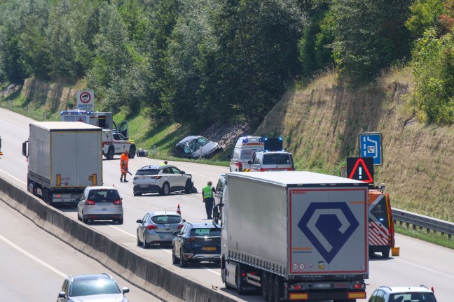 Vier Verletzte bei schwerem Verkehrsunfall auf Innkreisautobahn bei Haag am Hausruck
