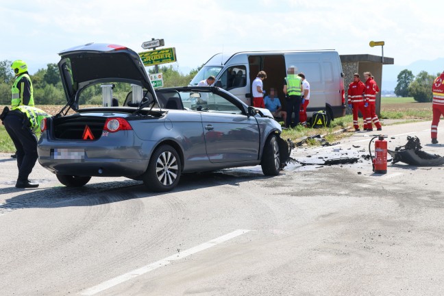 Schwerer Kreuzungscrash zwischen PKW und LKW in Steinerkirchen an der Traun fordert einen Verletzten