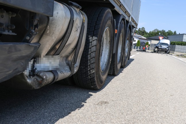 Schwerer Kreuzungscrash zwischen PKW und LKW in Steinerkirchen an der Traun fordert einen Verletzten