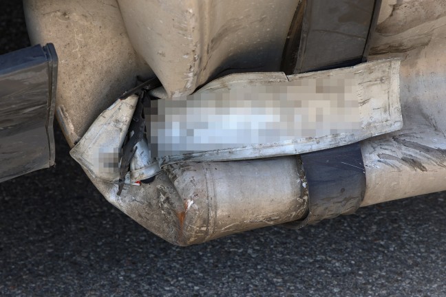 Schwerer Kreuzungscrash zwischen PKW und LKW in Steinerkirchen an der Traun fordert einen Verletzten