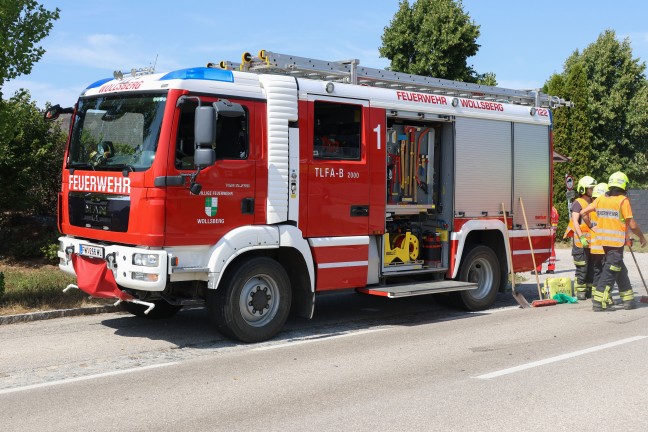 Schwerer Kreuzungscrash zwischen PKW und LKW in Steinerkirchen an der Traun fordert einen Verletzten