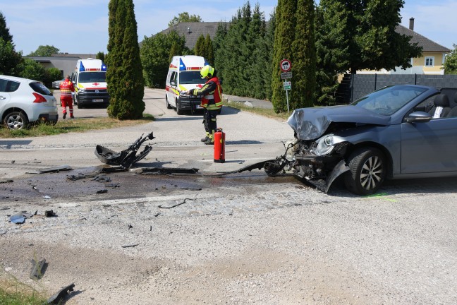 Schwerer Kreuzungscrash zwischen PKW und LKW in Steinerkirchen an der Traun fordert einen Verletzten