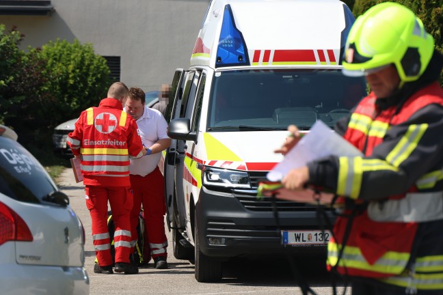 Schwerer Kreuzungscrash zwischen PKW und LKW in Steinerkirchen an der Traun fordert einen Verletzten
