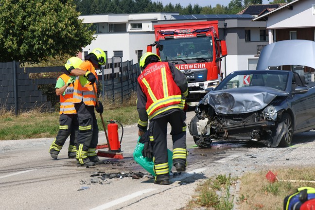 Schwerer Kreuzungscrash zwischen PKW und LKW in Steinerkirchen an der Traun fordert einen Verletzten