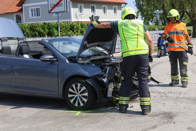 Schwerer Kreuzungscrash zwischen PKW und LKW in Steinerkirchen an der Traun fordert einen Verletzten