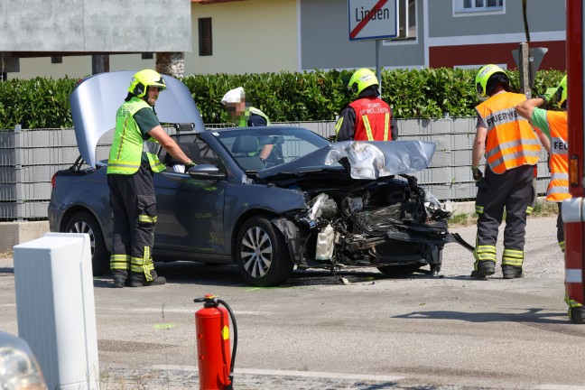 Schwerer Kreuzungscrash zwischen PKW und LKW in Steinerkirchen an der Traun fordert einen Verletzten