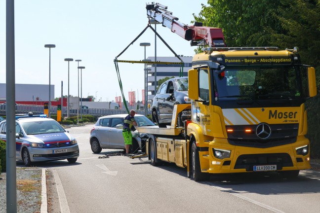 Auto in Seitenlage: Crash zwischen zwei PKW bei Parkplatzausfahrt eines Einkaufszentrums in Pasching
