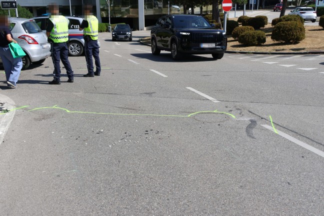 Auto in Seitenlage: Crash zwischen zwei PKW bei Parkplatzausfahrt eines Einkaufszentrums in Pasching