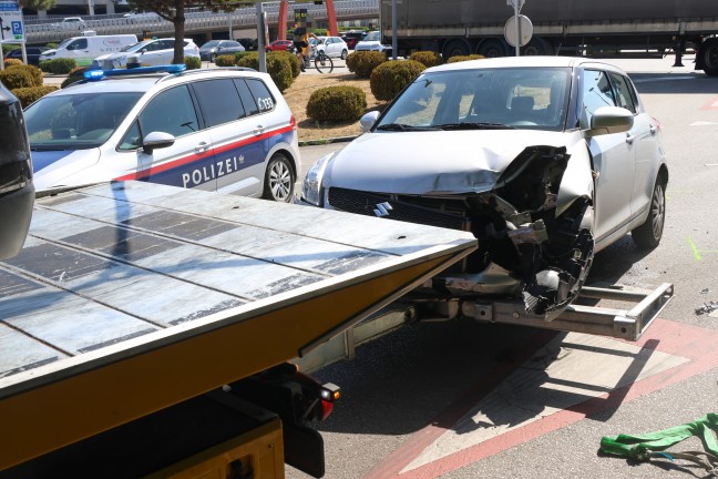 Auto in Seitenlage: Crash zwischen zwei PKW bei Parkplatzausfahrt eines Einkaufszentrums in Pasching