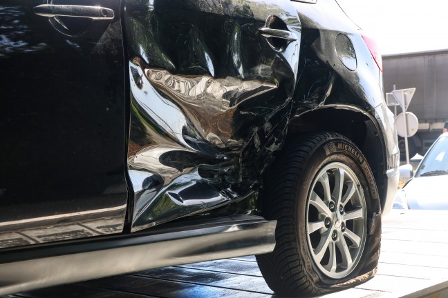 Auto in Seitenlage: Crash zwischen zwei PKW bei Parkplatzausfahrt eines Einkaufszentrums in Pasching