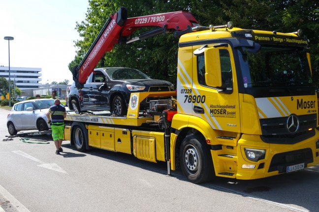 Auto in Seitenlage: Crash zwischen zwei PKW bei Parkplatzausfahrt eines Einkaufszentrums in Pasching