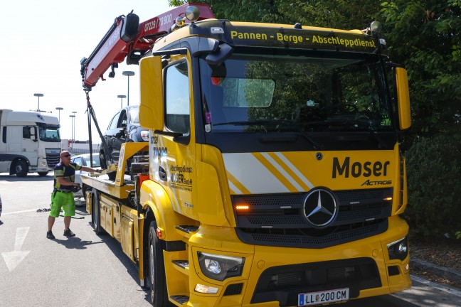 Auto in Seitenlage: Crash zwischen zwei PKW bei Parkplatzausfahrt eines Einkaufszentrums in Pasching