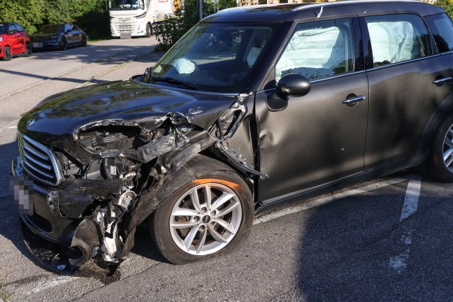 Von Sonne geblendet: Einsatzkr�fte zu Verkehrsunfall im Ortszentrum von Pichl bei Wels gerufen