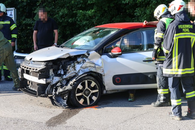 Von Sonne geblendet: Einsatzkr�fte zu Verkehrsunfall im Ortszentrum von Pichl bei Wels gerufen