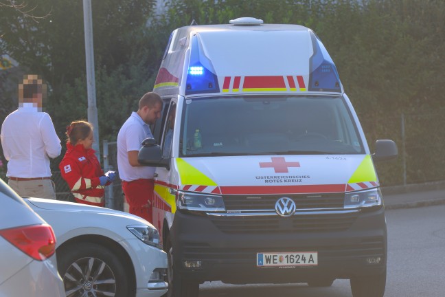 Von Sonne geblendet: Einsatzkr�fte zu Verkehrsunfall im Ortszentrum von Pichl bei Wels gerufen
