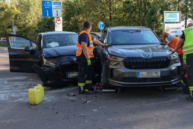 Aufr�umarbeiten nach Kollision zwischen zwei PKW in Wei�kirchen an der Traun