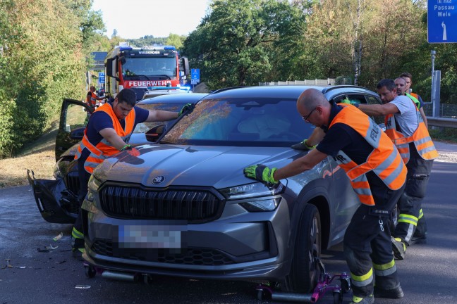 Aufr�umarbeiten nach Kollision zwischen zwei PKW in Wei�kirchen an der Traun