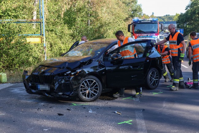 Aufr�umarbeiten nach Kollision zwischen zwei PKW in Wei�kirchen an der Traun