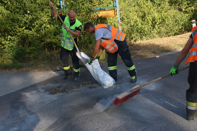 Aufr�umarbeiten nach Kollision zwischen zwei PKW in Wei�kirchen an der Traun