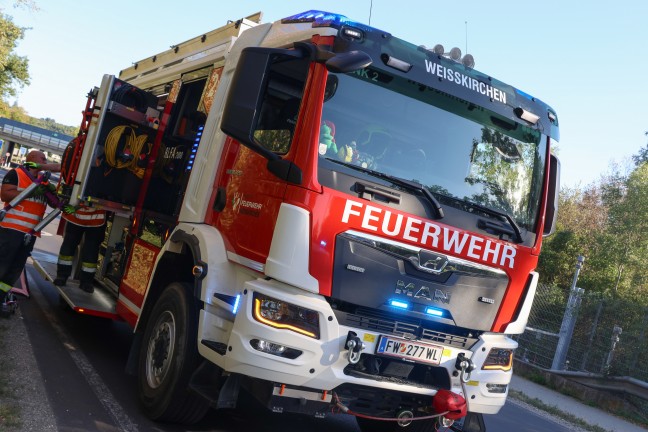 Aufr�umarbeiten nach Kollision zwischen zwei PKW in Wei�kirchen an der Traun