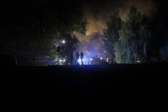 Waldbrand verhindert: Gr��erer Einsatz bei Brand eines gro�en Haufens gelagerter Holzst�mme in Traun