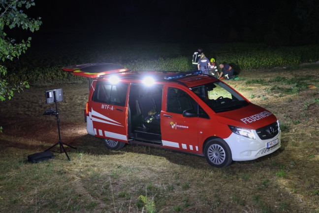 Waldbrand verhindert: Gr��erer Einsatz bei Brand eines gro�en Haufens gelagerter Holzst�mme in Traun