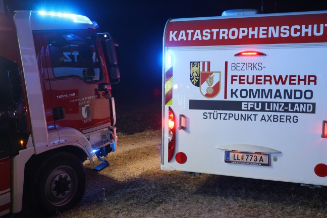 Waldbrand verhindert: Gr��erer Einsatz bei Brand eines gro�en Haufens gelagerter Holzst�mme in Traun