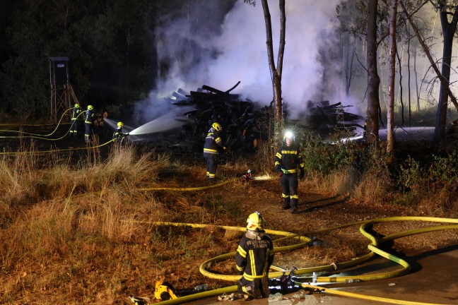 Waldbrand verhindert: Gr��erer Einsatz bei Brand eines gro�en Haufens gelagerter Holzst�mme in Traun
