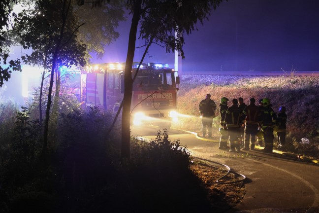 Waldbrand verhindert: Gr��erer Einsatz bei Brand eines gro�en Haufens gelagerter Holzst�mme in Traun