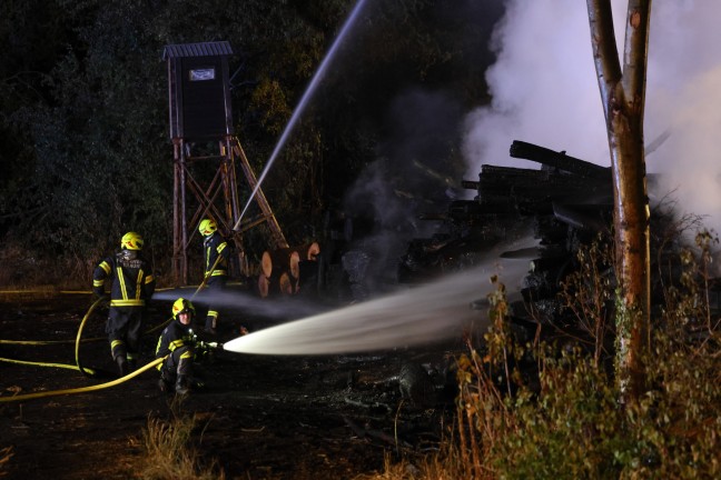 Waldbrand verhindert: Gr��erer Einsatz bei Brand eines gro�en Haufens gelagerter Holzst�mme in Traun