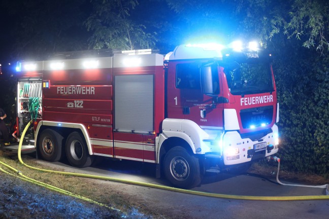 Waldbrand verhindert: Gr��erer Einsatz bei Brand eines gro�en Haufens gelagerter Holzst�mme in Traun