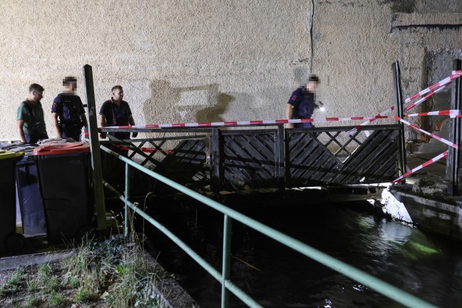 Beide sehr wacklig: Mann in Wels-Innenstadt von desolater Br�cke �ber den M�hlbach gerettet
