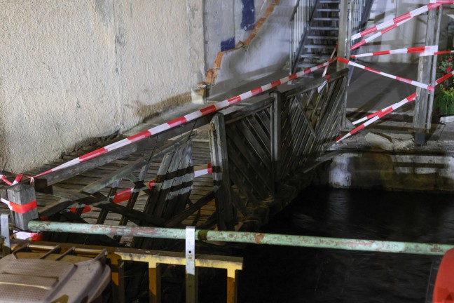 Beide sehr wacklig: Mann in Wels-Innenstadt von desolater Br�cke �ber den M�hlbach gerettet