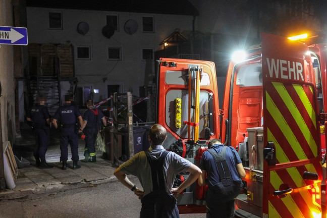 Beide sehr wacklig: Mann in Wels-Innenstadt von desolater Br�cke �ber den M�hlbach gerettet