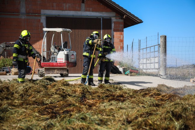 Heuballen brannte: Schnelle Entwarnung nach gemeldetem Brand eines Bauernhofes in Thalheim bei Wels