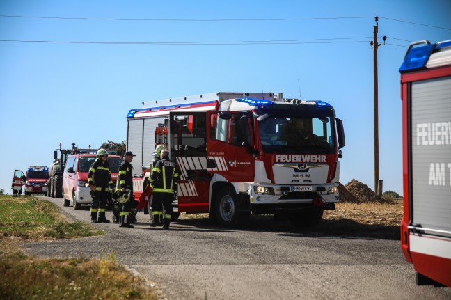Heuballen brannte: Schnelle Entwarnung nach gemeldetem Brand eines Bauernhofes in Thalheim bei Wels