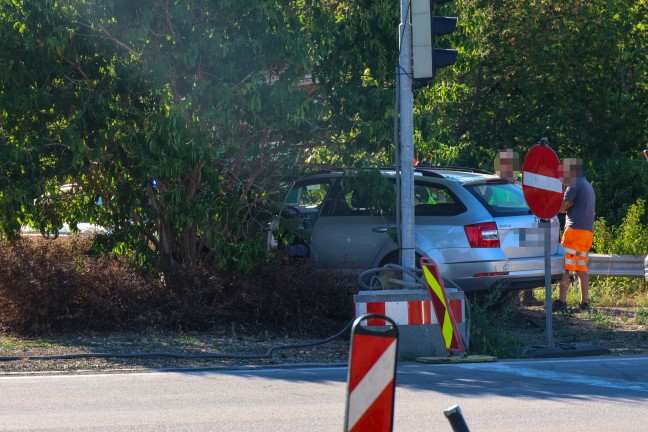 Verkehrszeichen gerammt: Auto bei Unfall in Thalheim bei Wels in einer Verkehrsinsel gelandet