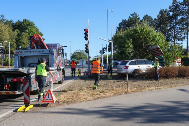 Verkehrszeichen gerammt: Auto bei Unfall in Thalheim bei Wels in einer Verkehrsinsel gelandet