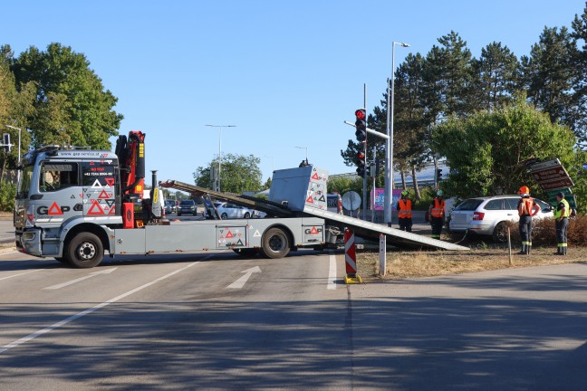 Verkehrszeichen gerammt: Auto bei Unfall in Thalheim bei Wels in einer Verkehrsinsel gelandet
