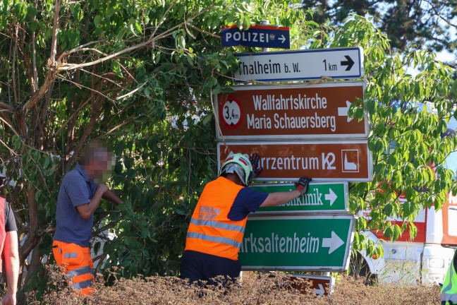 Verkehrszeichen gerammt: Auto bei Unfall in Thalheim bei Wels in einer Verkehrsinsel gelandet
