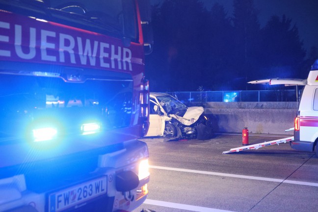Sieben Verletzte: Kleinbus auf Westautobahn bei Sattledt in Heck eines LKW-Sattelzuges gekracht