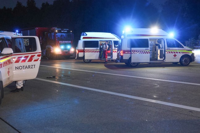 Sieben Verletzte: Kleinbus auf Westautobahn bei Sattledt in Heck eines LKW-Sattelzuges gekracht