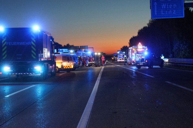 Sieben Verletzte: Kleinbus auf Westautobahn bei Sattledt in Heck eines LKW-Sattelzuges gekracht